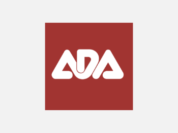 Logo ADA in Farbe auf grauem Hintergrund