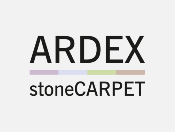 Logo ARDEX stoneCARPET in Farbe auf grauem Hintergrund