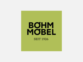 Logo Böhm Möbel in Farbe auf grauem Hintergrund