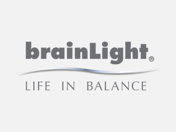 Logo brainLight in Farbe auf grauem Hintergrund