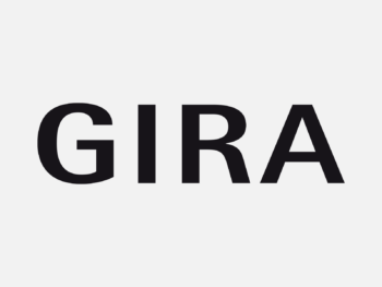 Logo GIRA in Farbe auf grauem Hintergrund