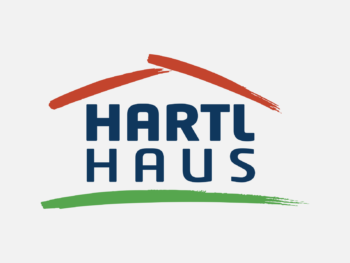 Logo HARTL HAUS in Farbe auf grauem Hintergrund