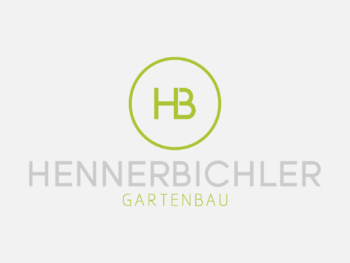 Logo Hennerbichler Gartenbau in Farbe auf grauem Hintergrund
