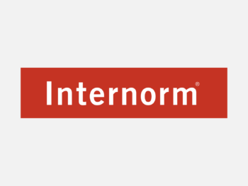 Logo Internorm in Farbe auf grauem Hintergrund