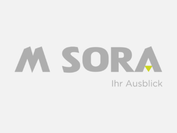 Logo M Sora in Farbe auf grauem Hintergrund