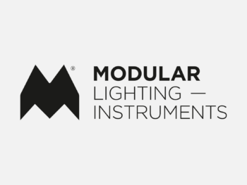Logo Modular Lighting Instruments in Farbe auf grauem Hintergrund