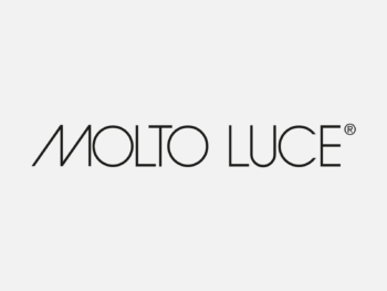 Logo MOLTO LUCE in Farbe auf grauem Hintergrund
