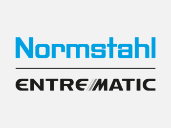 Logo Normstahl Entrematic in Farbe auf grauem Hintergrund