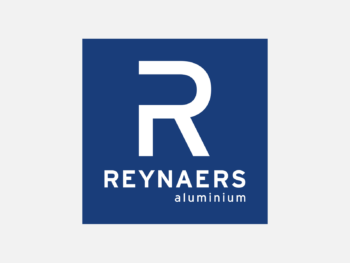 Logo Reynaers in Farbe auf grauem Hintergrund