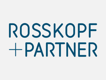 Logo Rosskopf + Partner in Farbe auf grauem Hintergrund