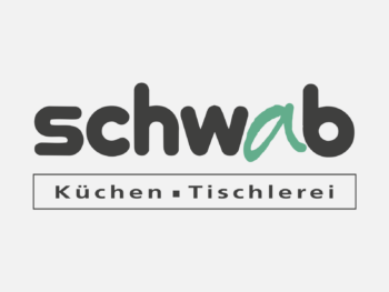 Logo Schwab Küchen in Farbe auf grauem Hintergrund