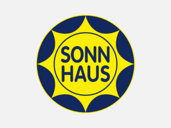 Logo SONNHAUS in Farbe auf grauem Hintergrund