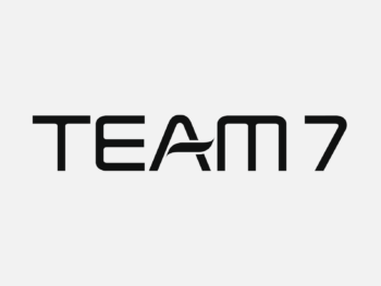Logo Team7 in Farbe auf grauem Hintergrund