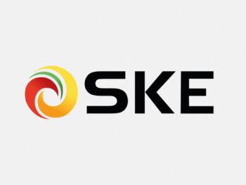 Logo SKE in Farbe auf grauem Hintergrund