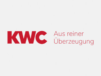 Logo KWC in Farbe auf grauem Hintergrund