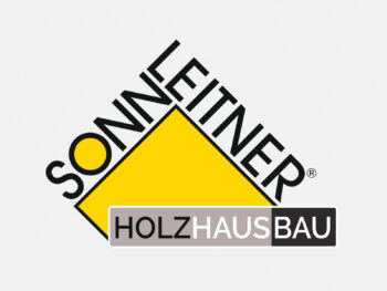 Logo Sonnleitner Holzbauwerke in Farbe auf grauem Hintergrund